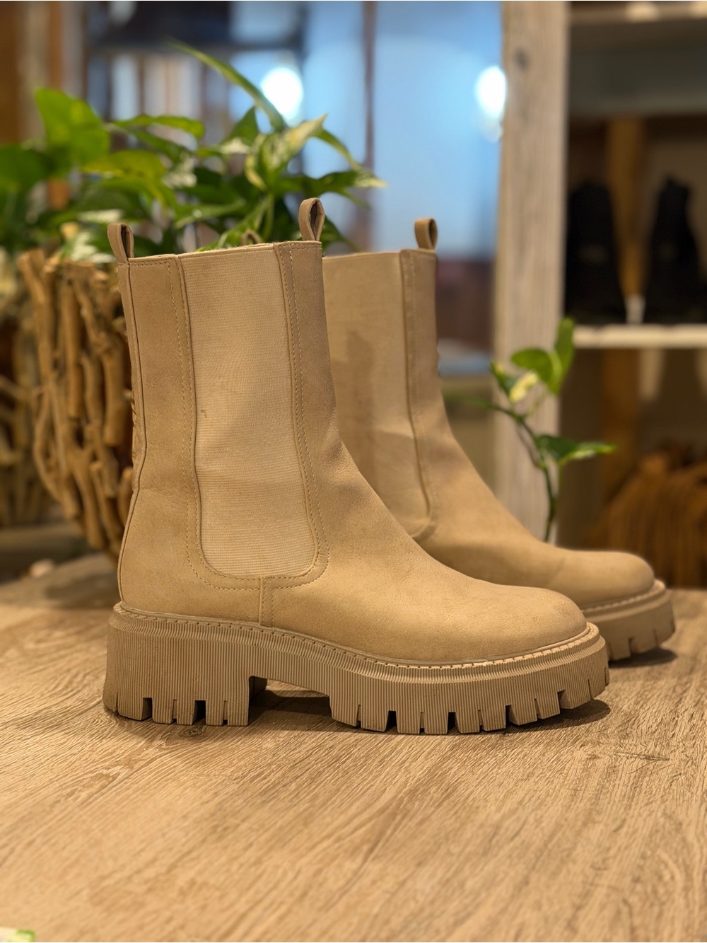 DV Dolce Vita Garden Stone Lug Sole Platform Chelsea Boots | Size 7.5